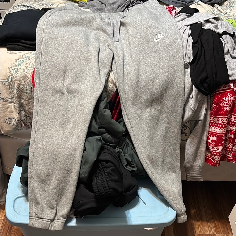 Nike Light Heather Gray Sweatpants with Elastic Cuffs and Relaxed Fit